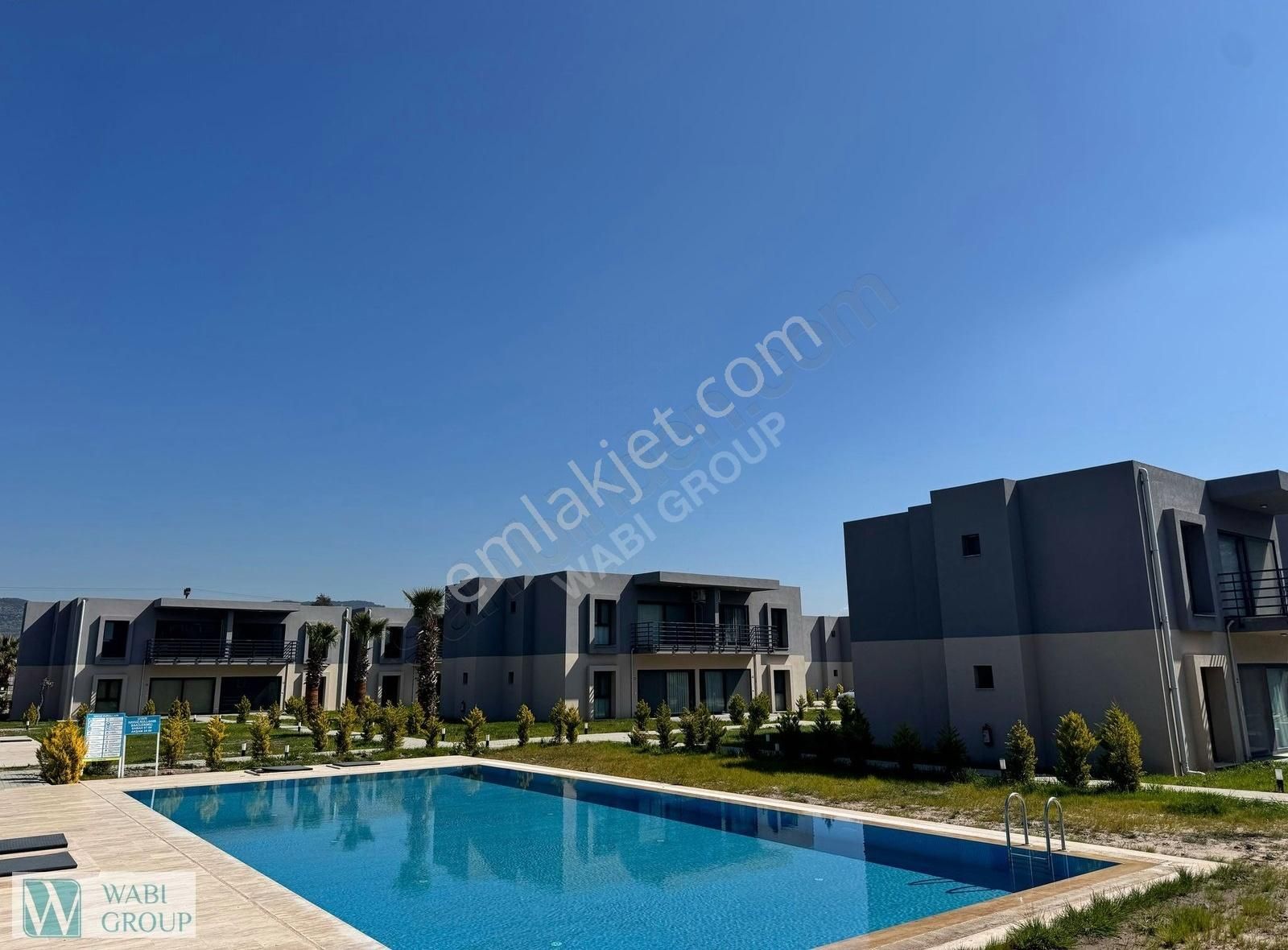 Denize Yakın Ortak Havuzlu Oturuma Hazır Eşyalı 1+1 Üst Kat