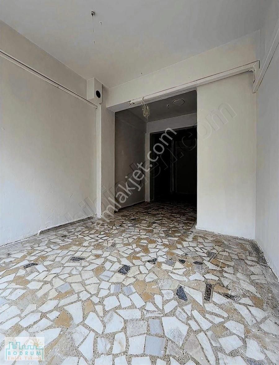 Fatih Ayvansaray Okul Karşısında Kiralık Dükkan Depo