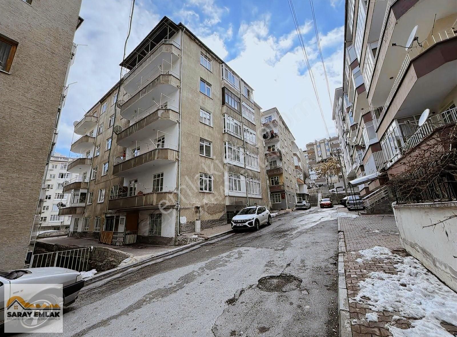 Saray Emlak'tan Çarşı Merkez'de Masrafsız Ara Kat Geniş Dairee