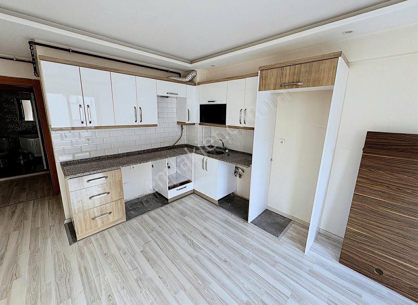 Sm Gayrimenkul'den Muradiye'de Caddeye Yakın Satılık 2+1 Daire