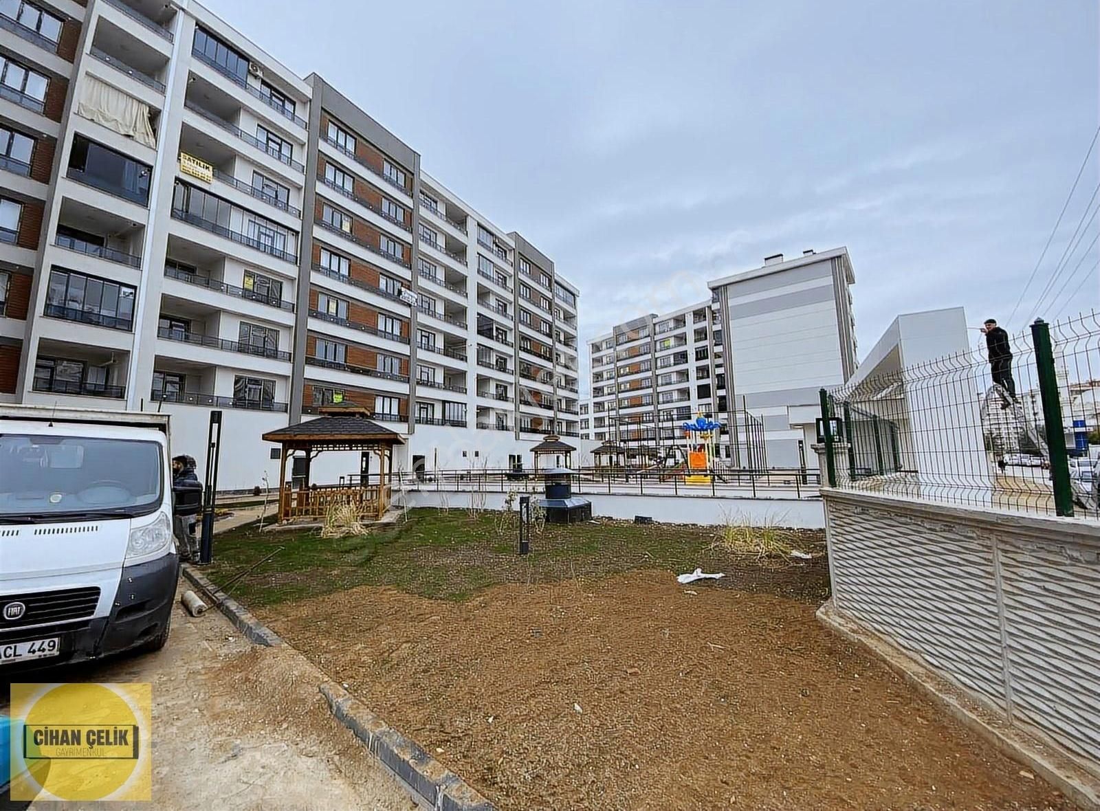 Meram Luna Sitesinde Arakat Kapalı Otopark Site İçi