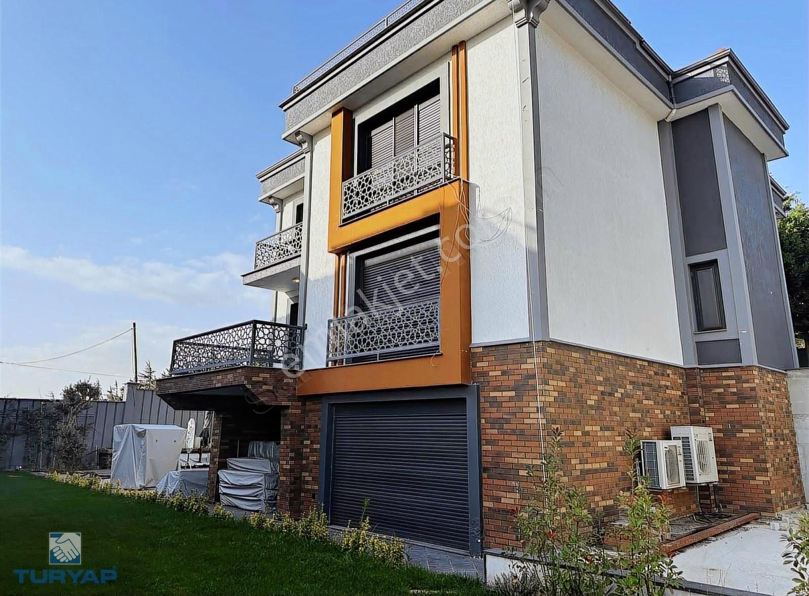 Silivri Ortaköyde Eva Çamlıtepe Villalarında 6+2 Satılık Villa
