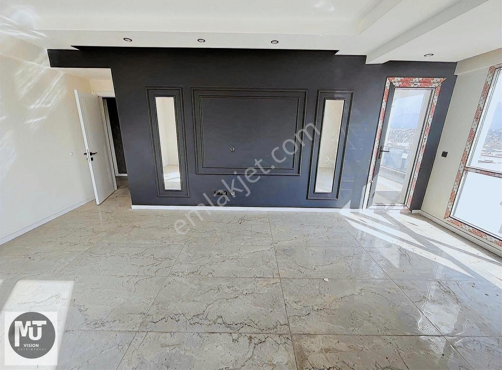 Naz Bayrak'da Cadde Üzeri Eşsiz Konfor! 3+1|140 M²|k.otoparklı