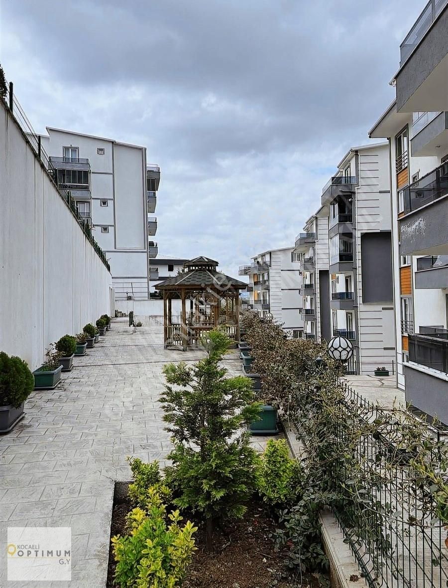 Başiskele'de Altın Vadi Sitesinde Satılık Ara Kat 3+1 Daire