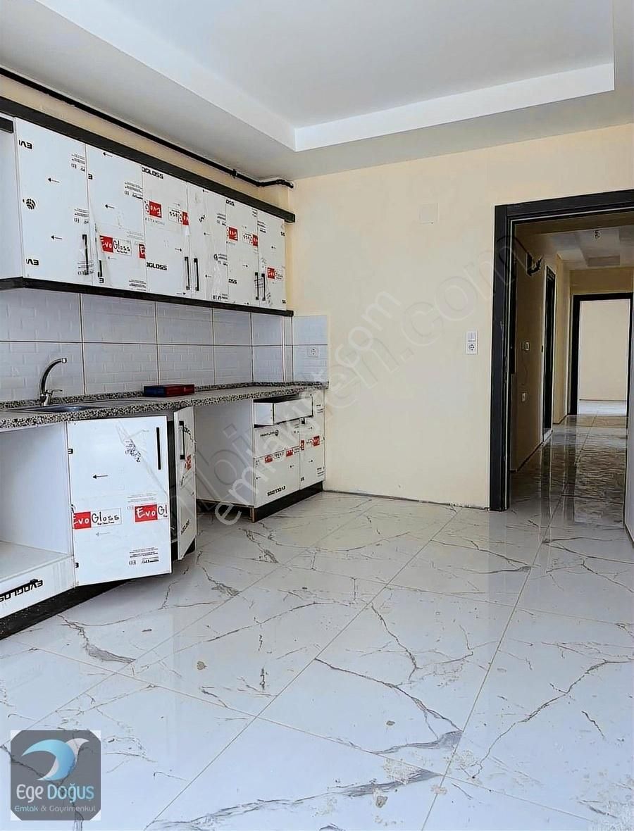 Manisa Turgutlu'da Ebeveyn Banyolu Ara Kat 3+1 Satılık Daire