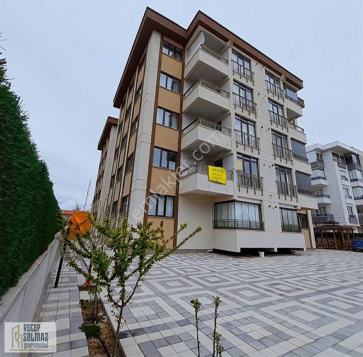 Uluğbey Mah. Satılık Site İçerisi 3+1 Ara Kat Daire