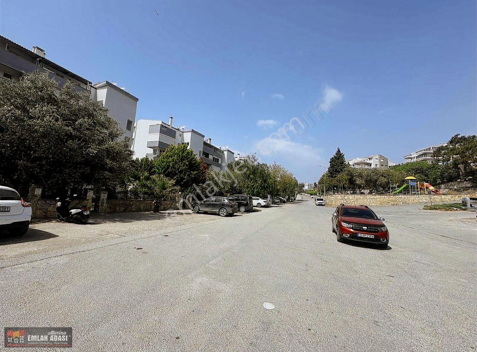 Kuşadası Setur Marina 70 Metre Otoparklı Köşe Konum Bahçeli