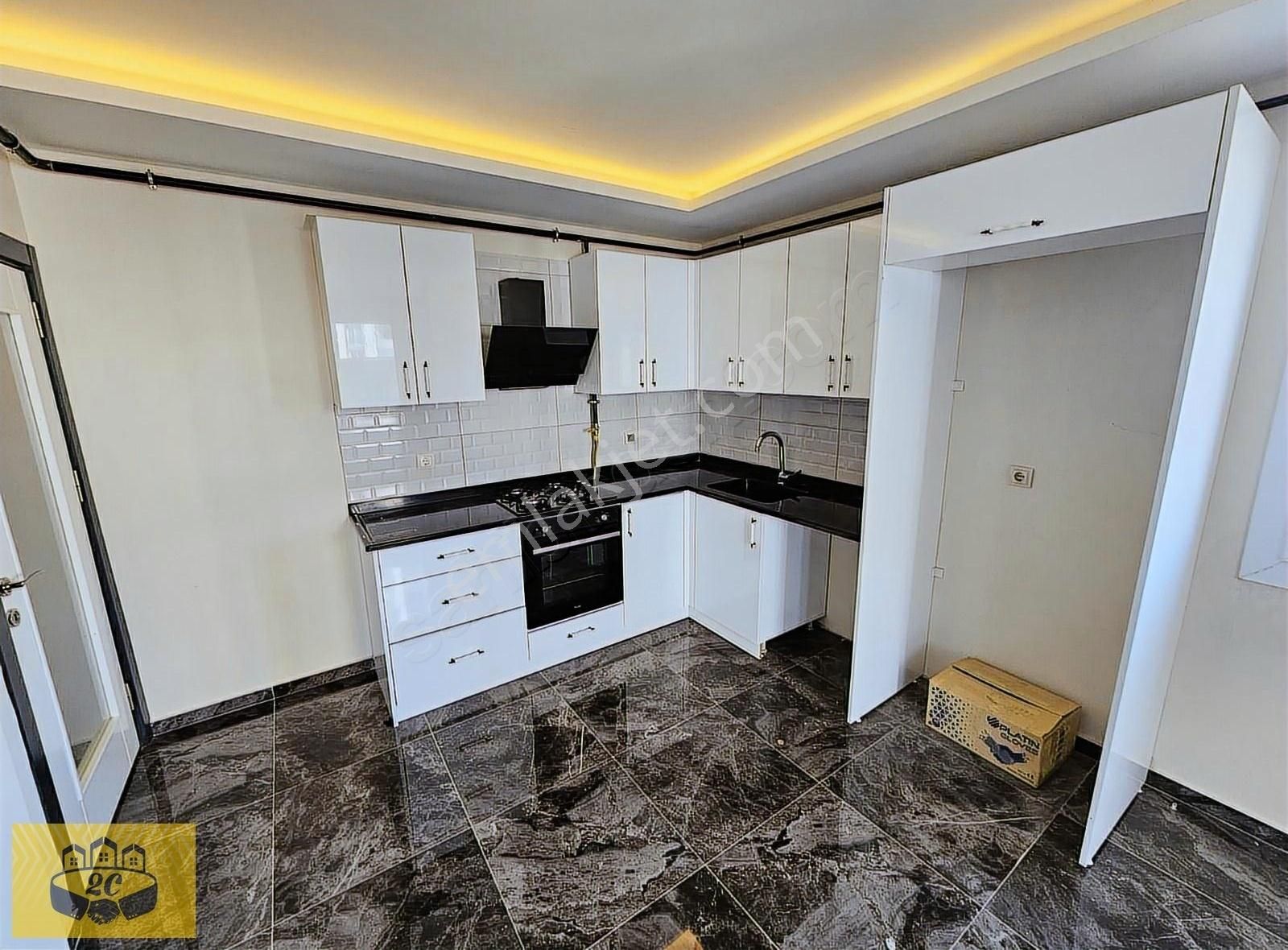 2+1 Kap. Mutfak+kombi+ankastre+çift Banyo+çok Geniş+yatay Mimari