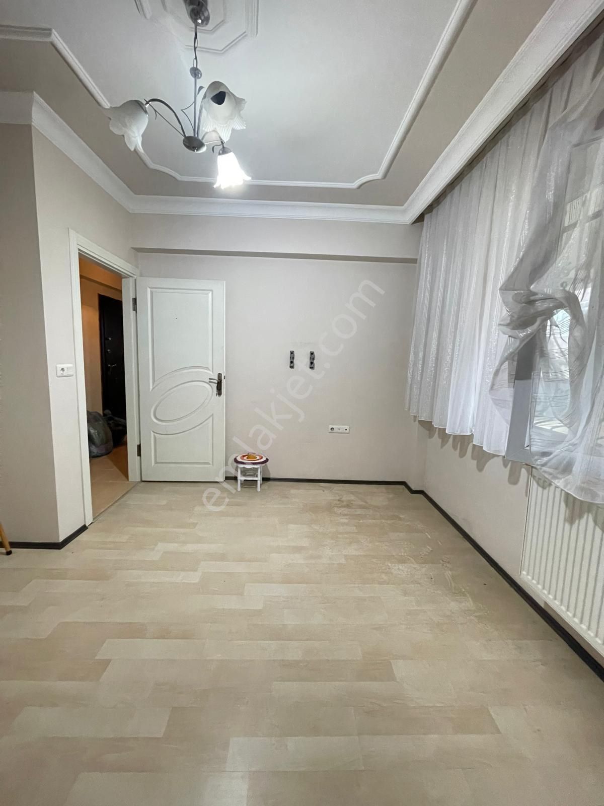 Çobançeşmede Satılık 12 Yıllık 2+1 Daire