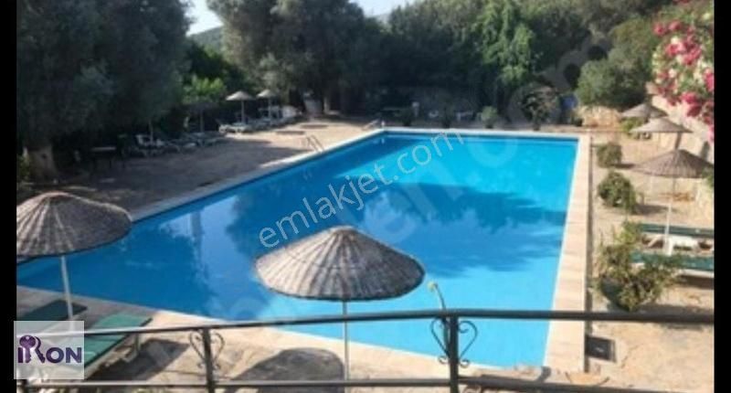 Bodrum Torba'da 3+1 Yüzme Havuzlu Site İçinde Denize Yakın Villa
