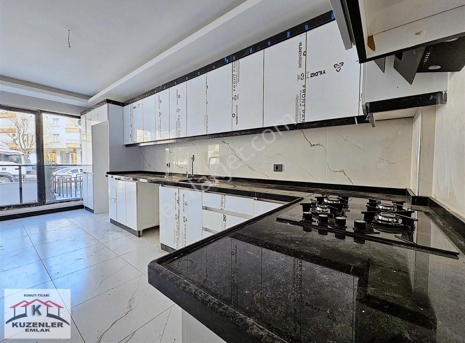 Kuzenler'den Cumhuriyet Mah.giyinme Odalı 50m2 Depolu Sıfır 3+1