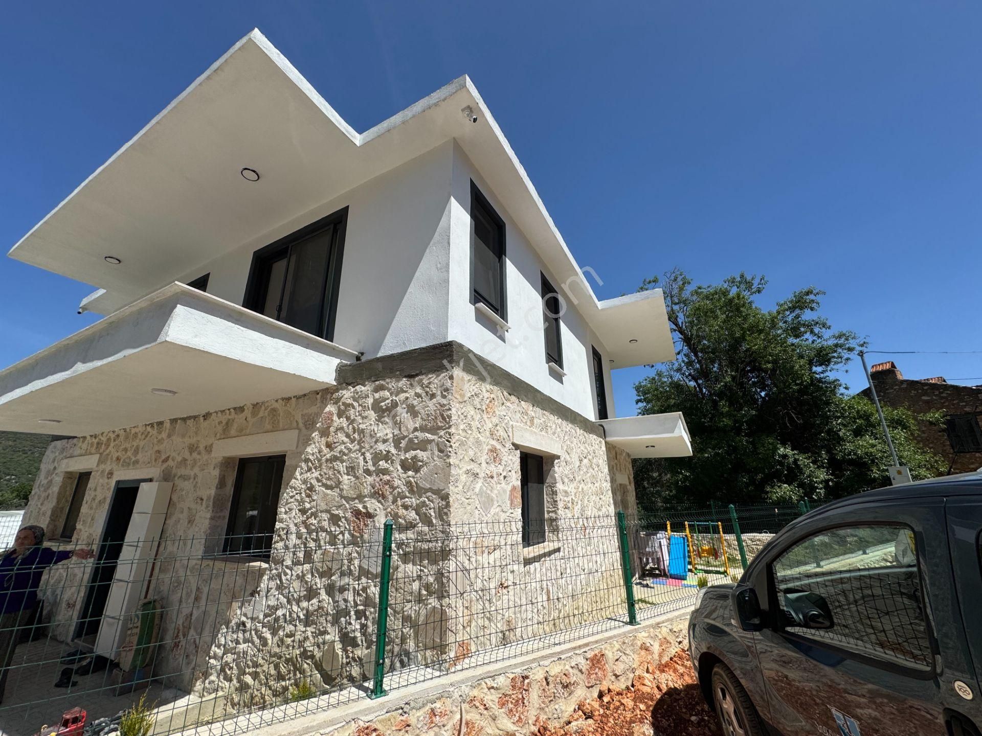 Kaş S.kılınçlı Mahallesinde Satılık Müstakil Ev