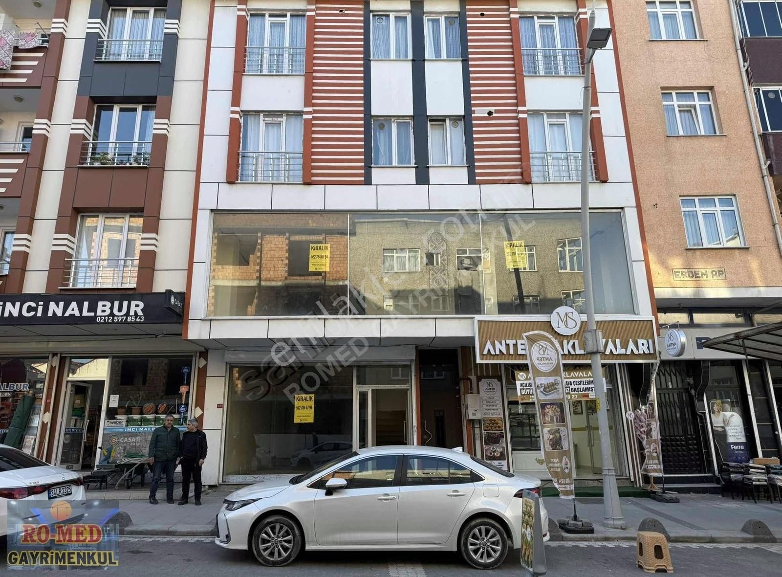 Arnavutköy Merkezde, Cadde Üzeri 3 Katlı 475 M² Kiralık Dükkan