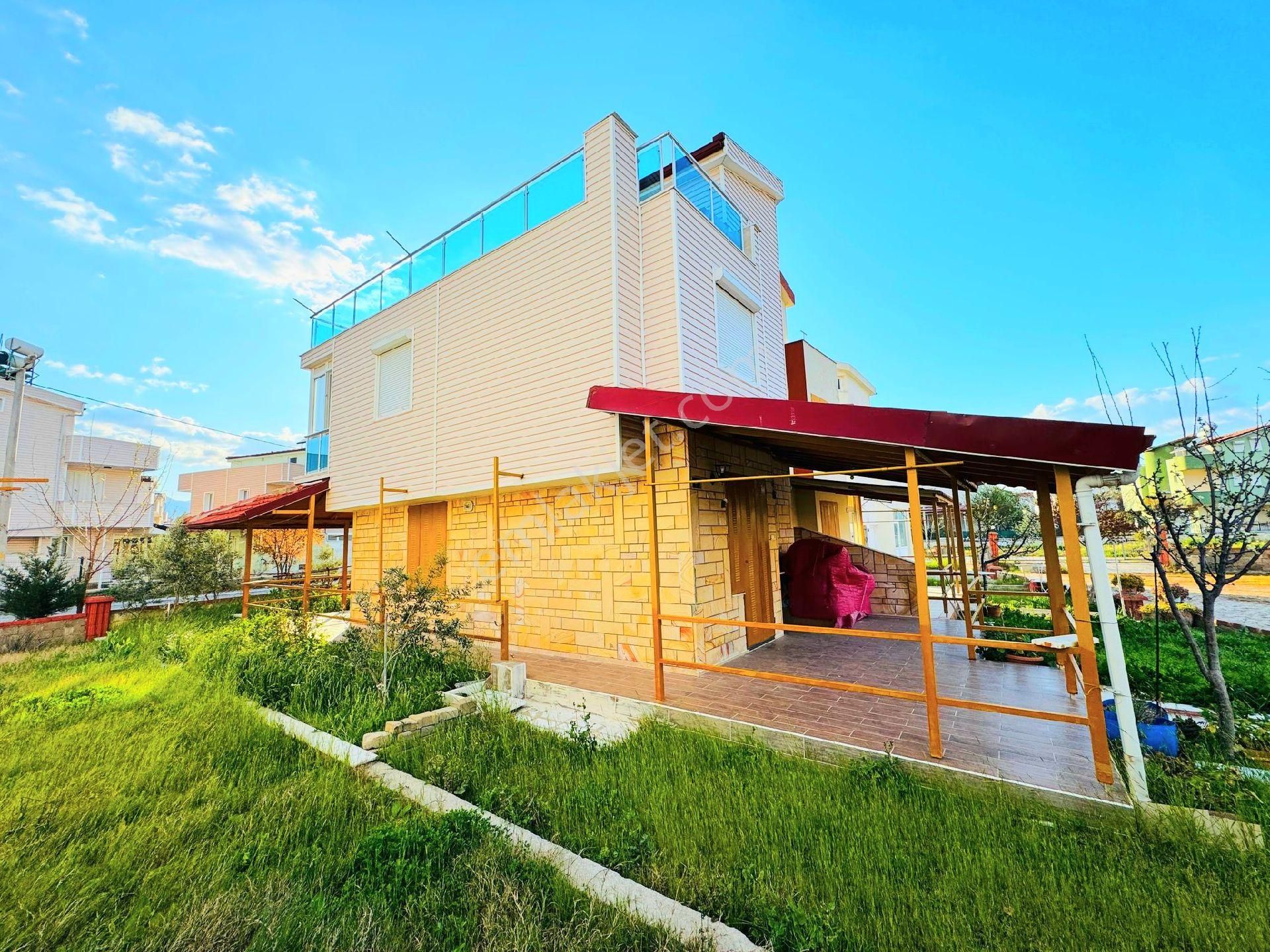 Kuşadasında Plaja Yakın Havuzlu Sitede Bahçeli 4+1 Villa