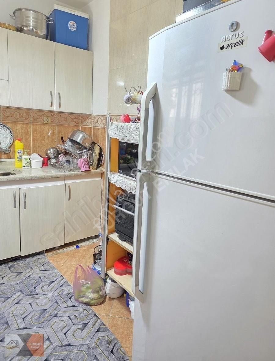 Gündoğu'da Kıbrıs Ilköğretım Okulu Yanıda Üç Katlı Satılık Daıre