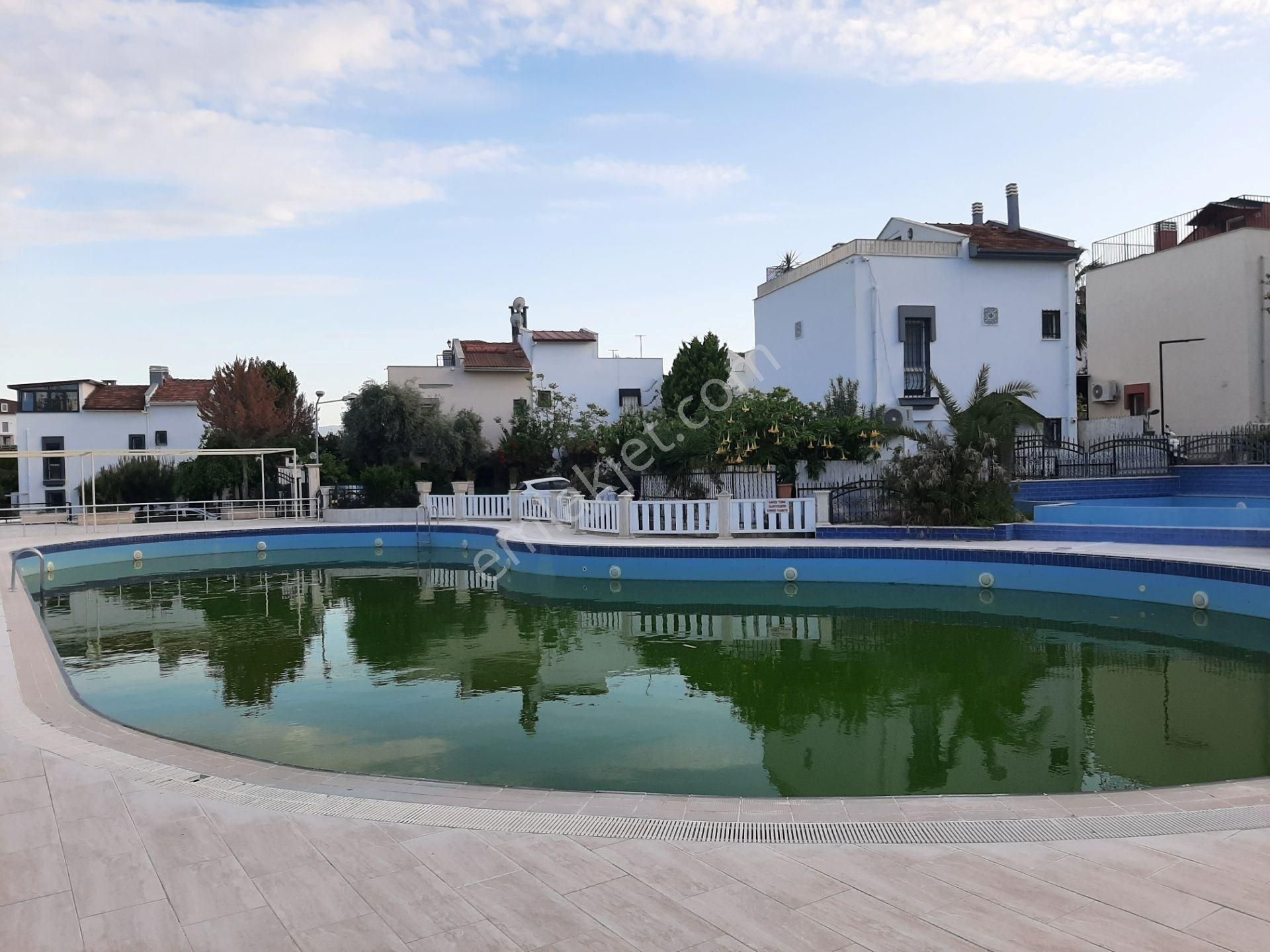 Kuşadası Kadınlar Denizi Site İçinde Satılık 3+1 Triplex Villa