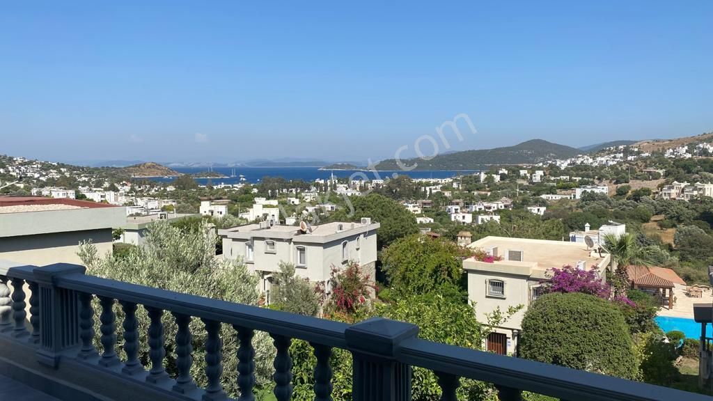 Mutluol Proje'den Bodrum Türkbükü'nde Havuzlu Nezih Sitede Villa