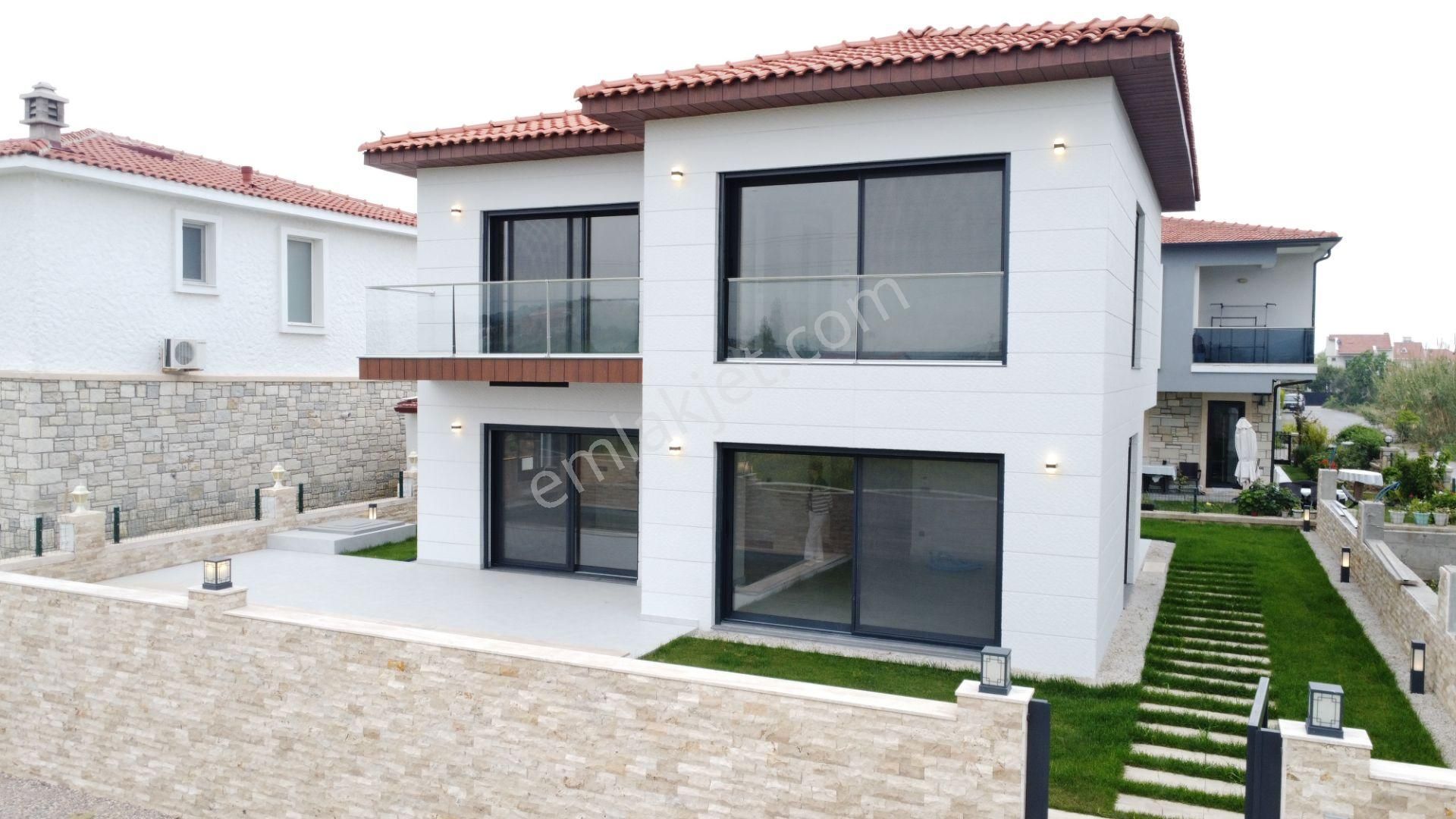 Harika Lokasyon Tam Müstakil Özel Havuz 276 M2 Arsa Paylı Villa