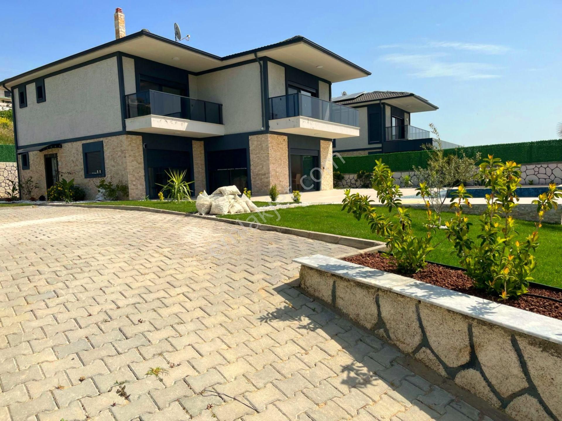 Foçaköy Yenibağarasında Deniz Manzaralı, Havuzlu 4+1 Lüks Villa