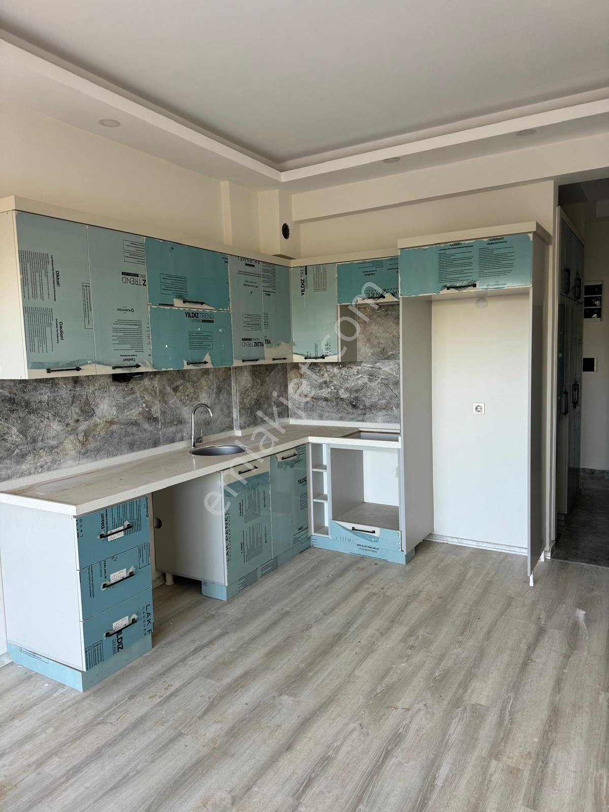 Davutlar’ın Gözde Lokasyonunda, Havuzlu Site İçinde 2+1 Satılık Daire!