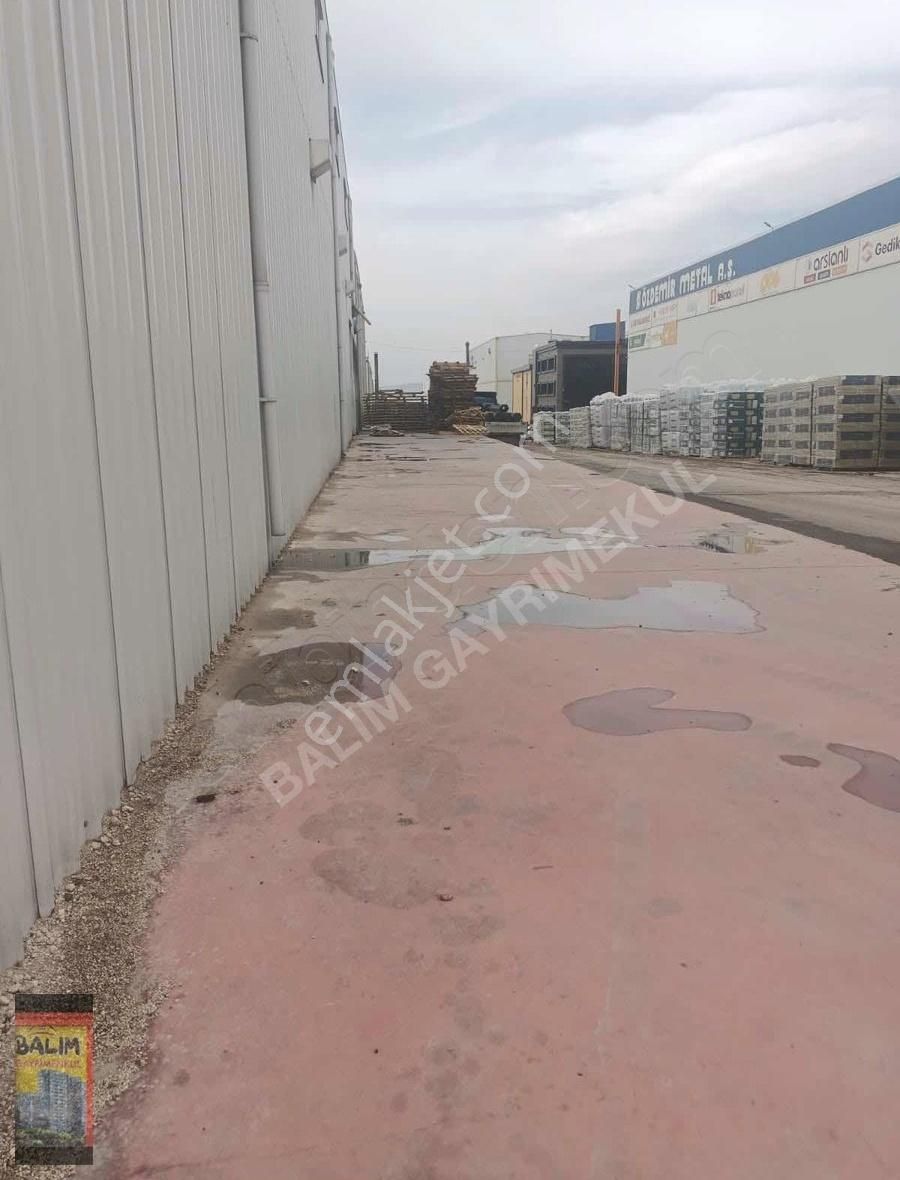 Halıcılar Sitesi'nde Kiralık İş Yeri