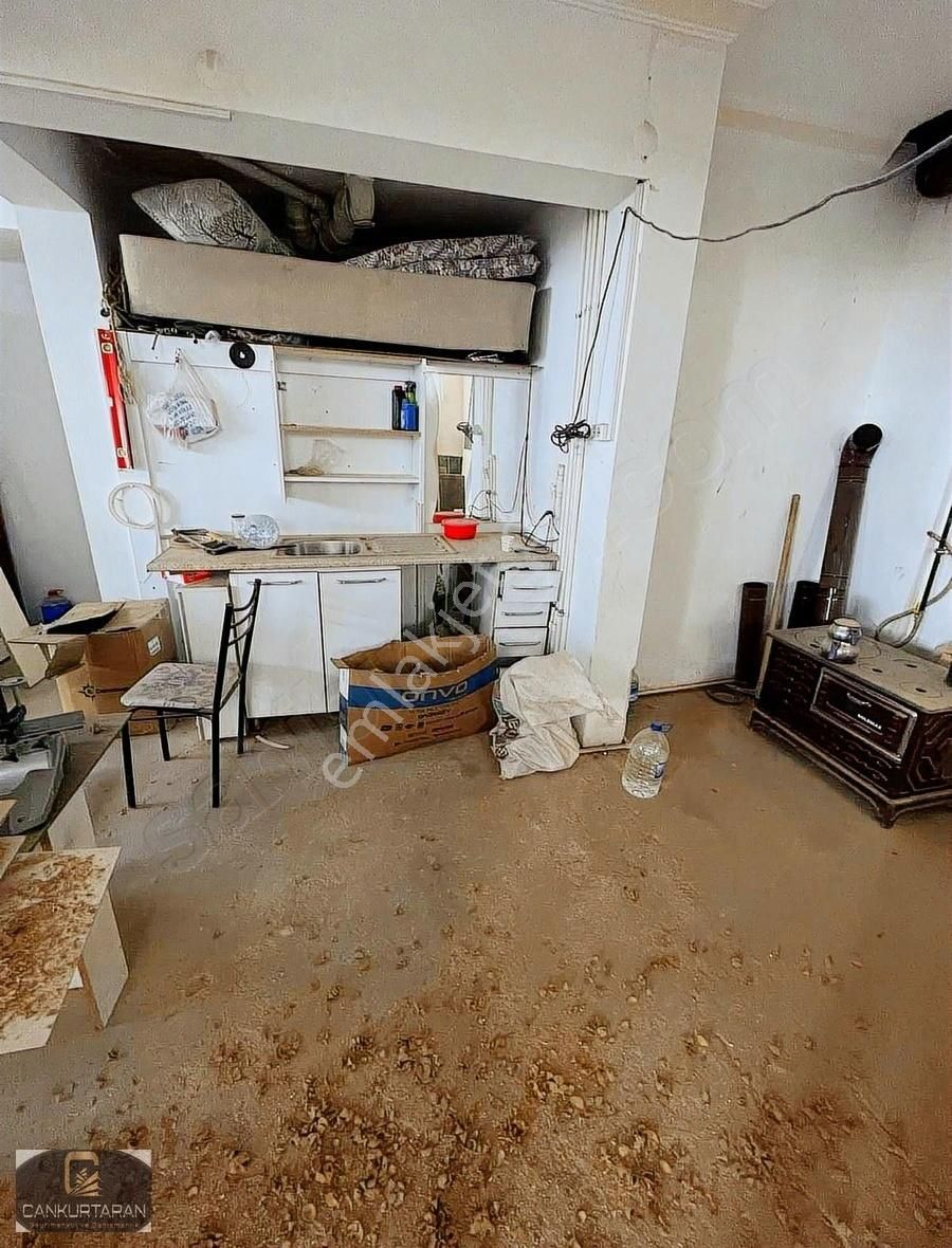 Duralialıçta 90m2 Bacalı İskanlı Herişe Uyar Araç Takaslı Dükkan