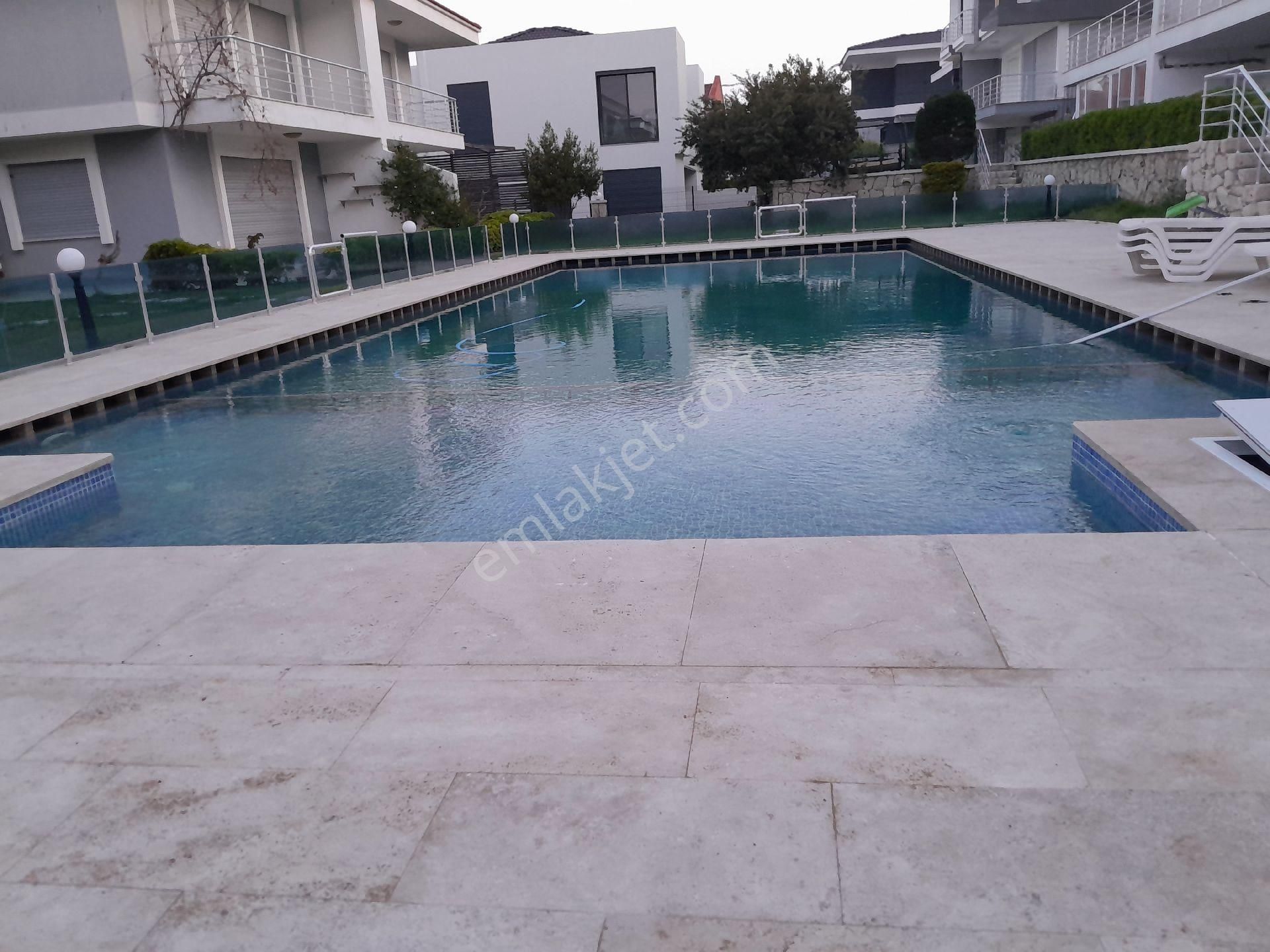 Çeşme Çiftlikköy'de Havuzlu Sitede Sezonluk Full Eşyalı 1+1 Lüks Daıre