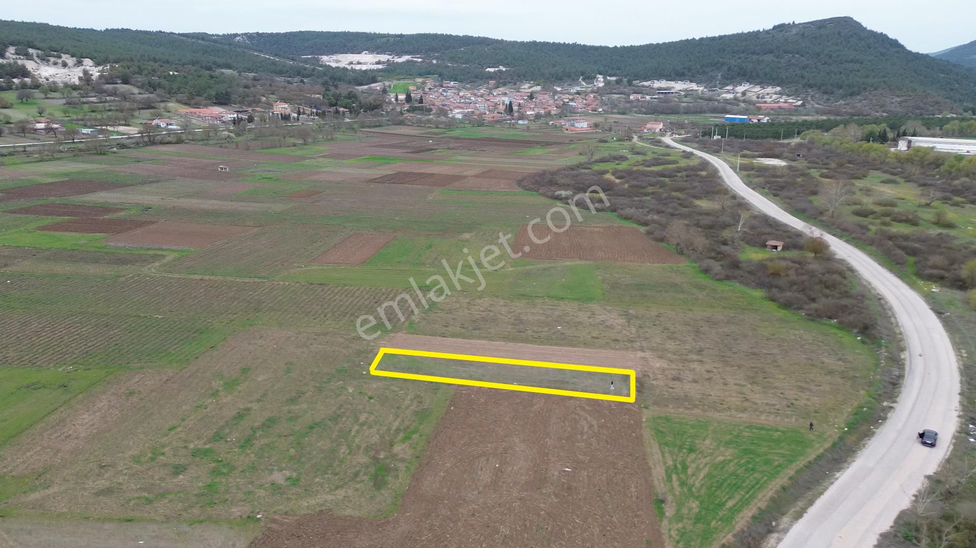 309 M2 Asfaltın Dibinde Köye Yakın Bahçe