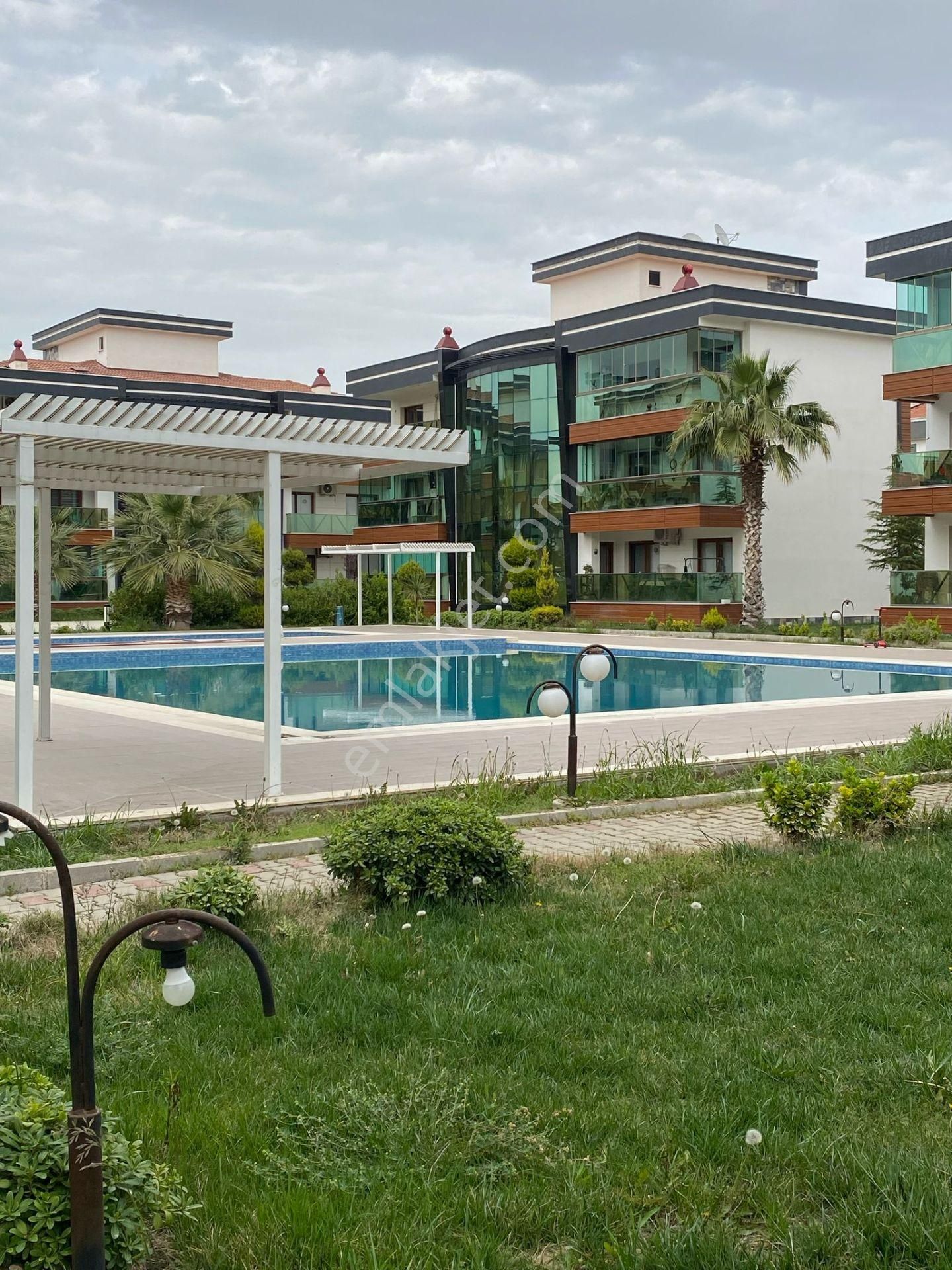 Muradiye Mahallesi Karali Bölgesi Site İçi2+1 900 M2 3 Katlının 3 Katı Kapalı Mutfaki
