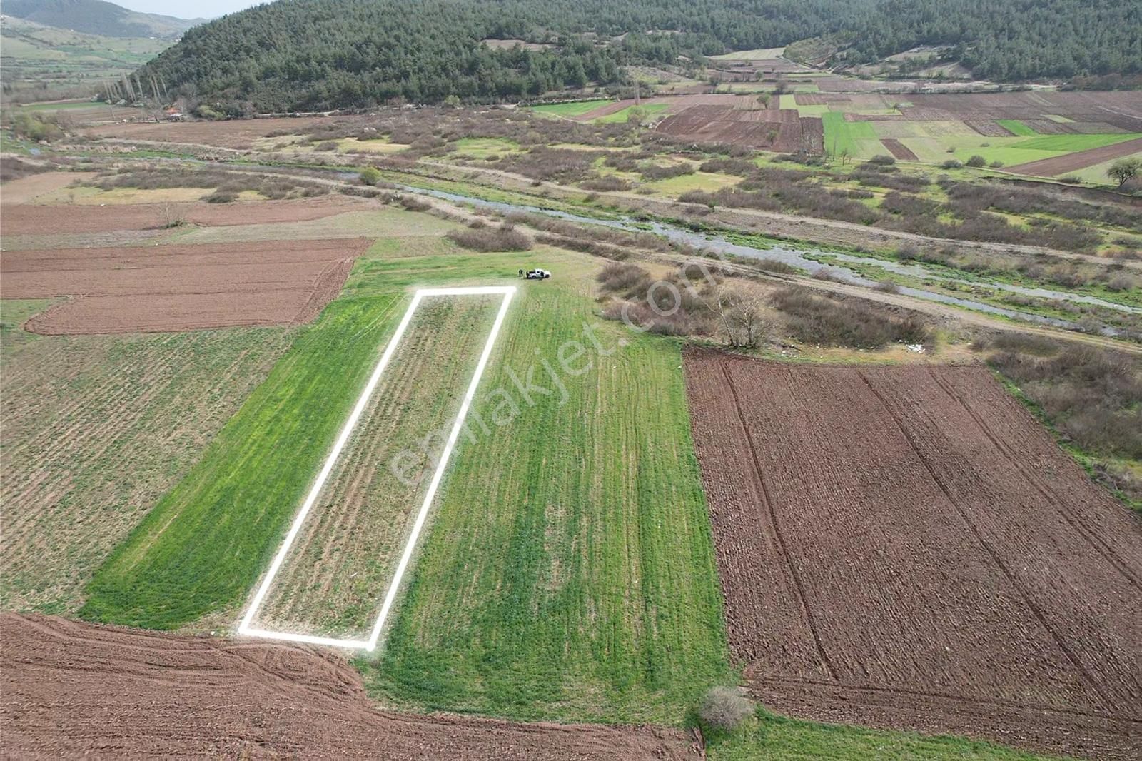 746 M2 Sulamada Dümdüz Yola Ve Köye Yakın Fırsat Tarla