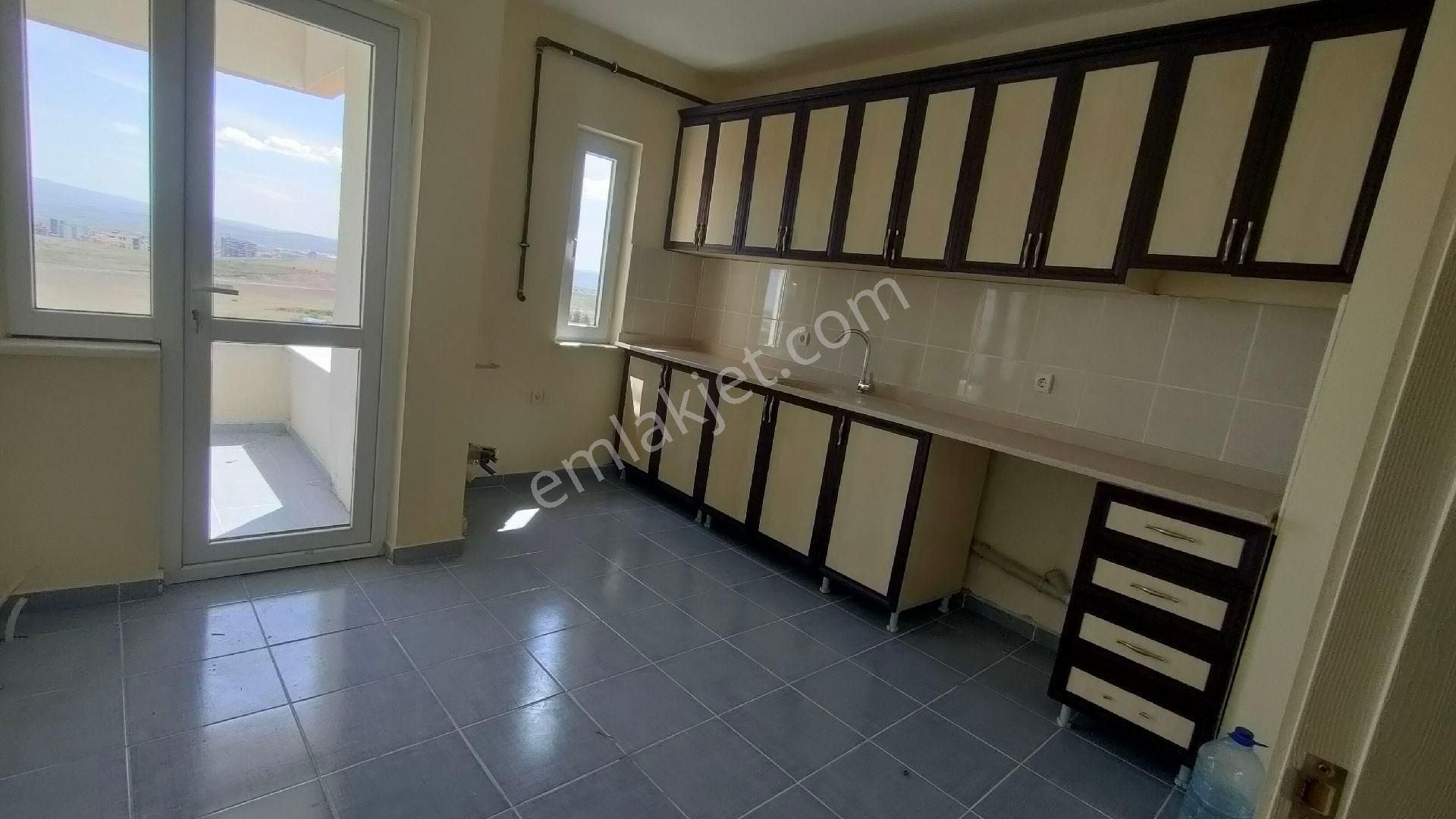 Bademler Emlaktan Orta Katta Asansörlü Site İçerisinde Satılık 3+1. Dairr