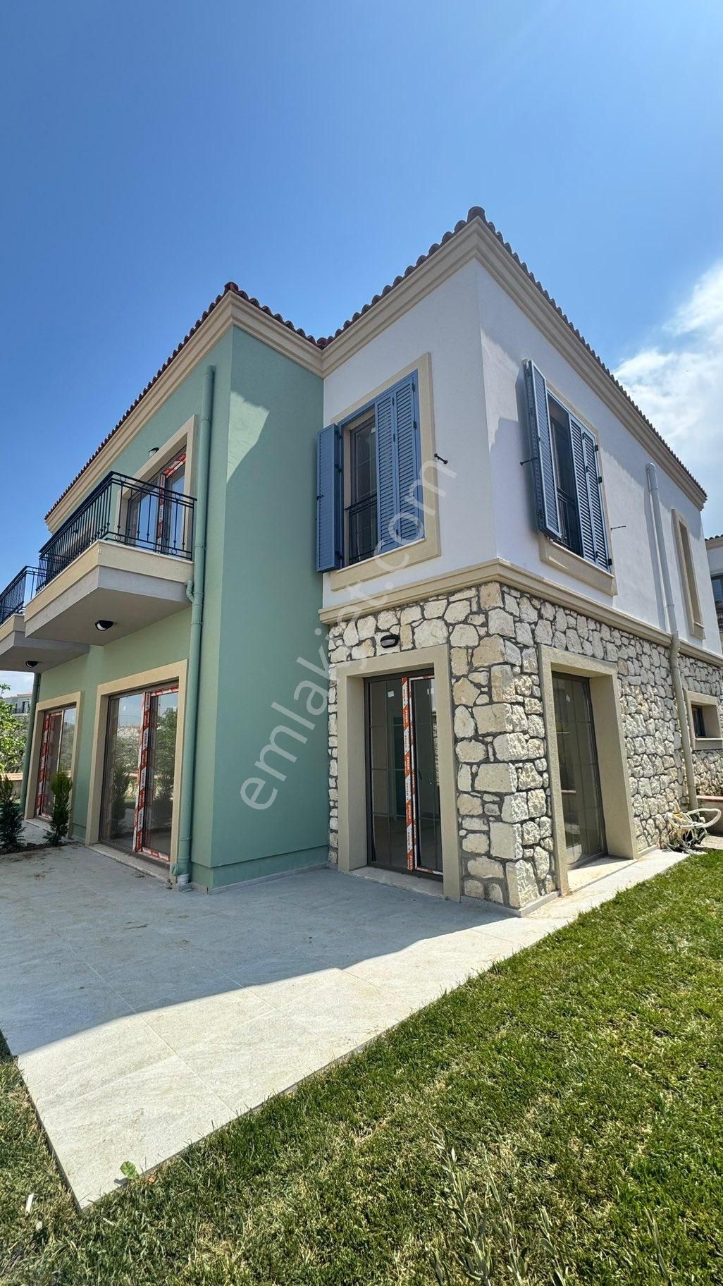 Çınarlıda Site İçerisinde 3+1 Sıfır Satılık Villa