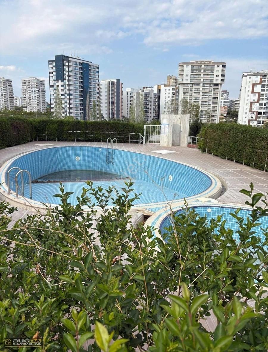 Üniversite Caddesinde Havuzlu Site İçinde Satılık 1+1 Daire