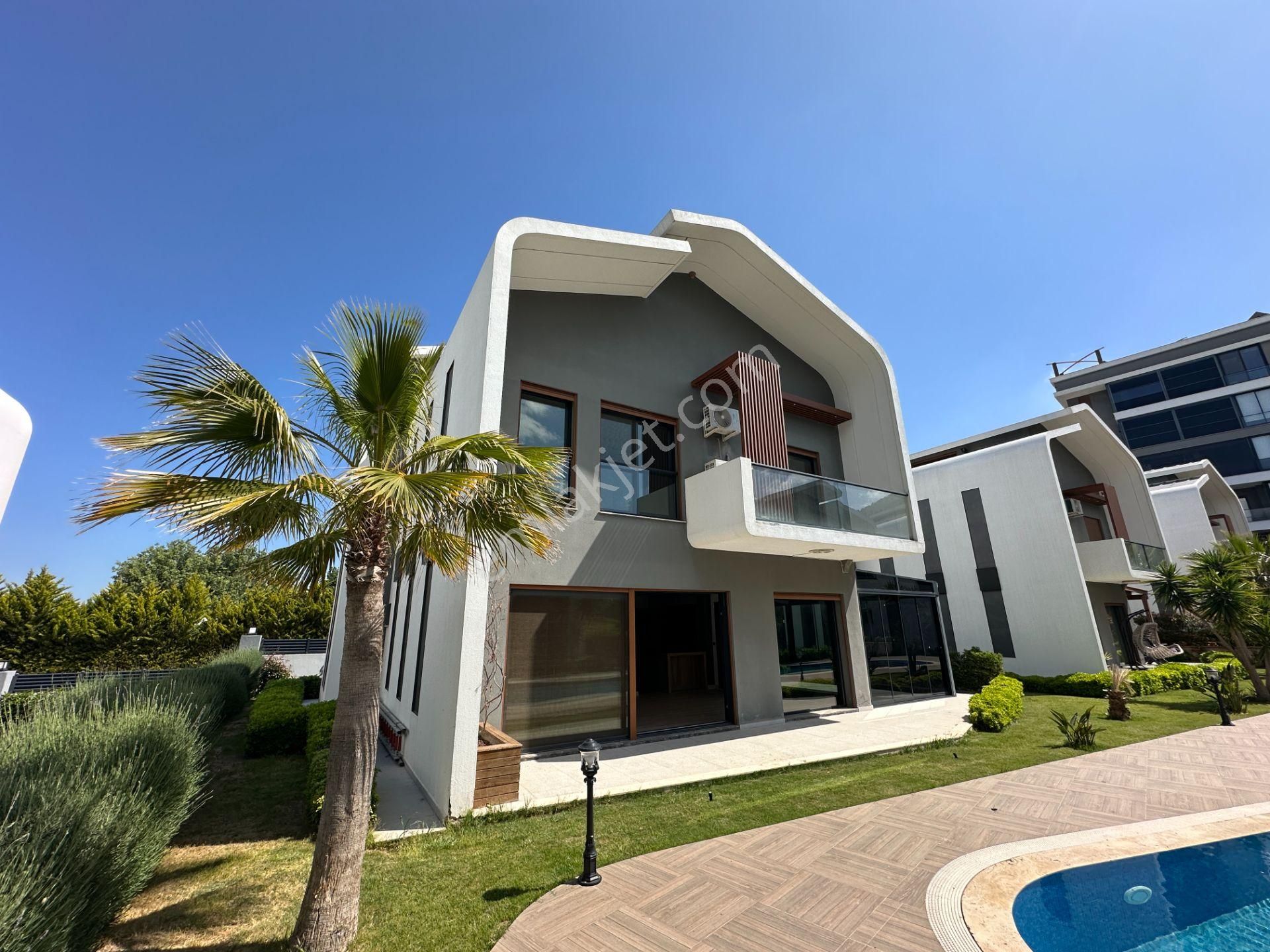 Güzelbahçe Yelki Havuzlu Site İçinde 4+1 Satılık Müstakil Villa