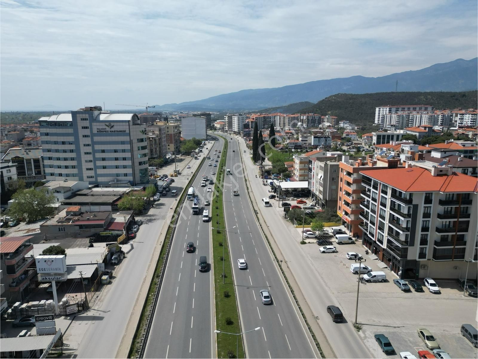 Kadıköyde İzmir-çanakkale Yoluna Cephe Kurumsal Kiracılı Dükkan