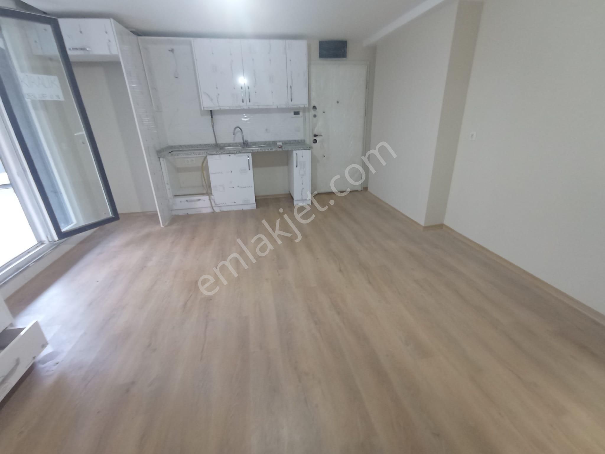 Küçükyalıda Yeni Binada Bahçe Teras Kullanımlı 1+1