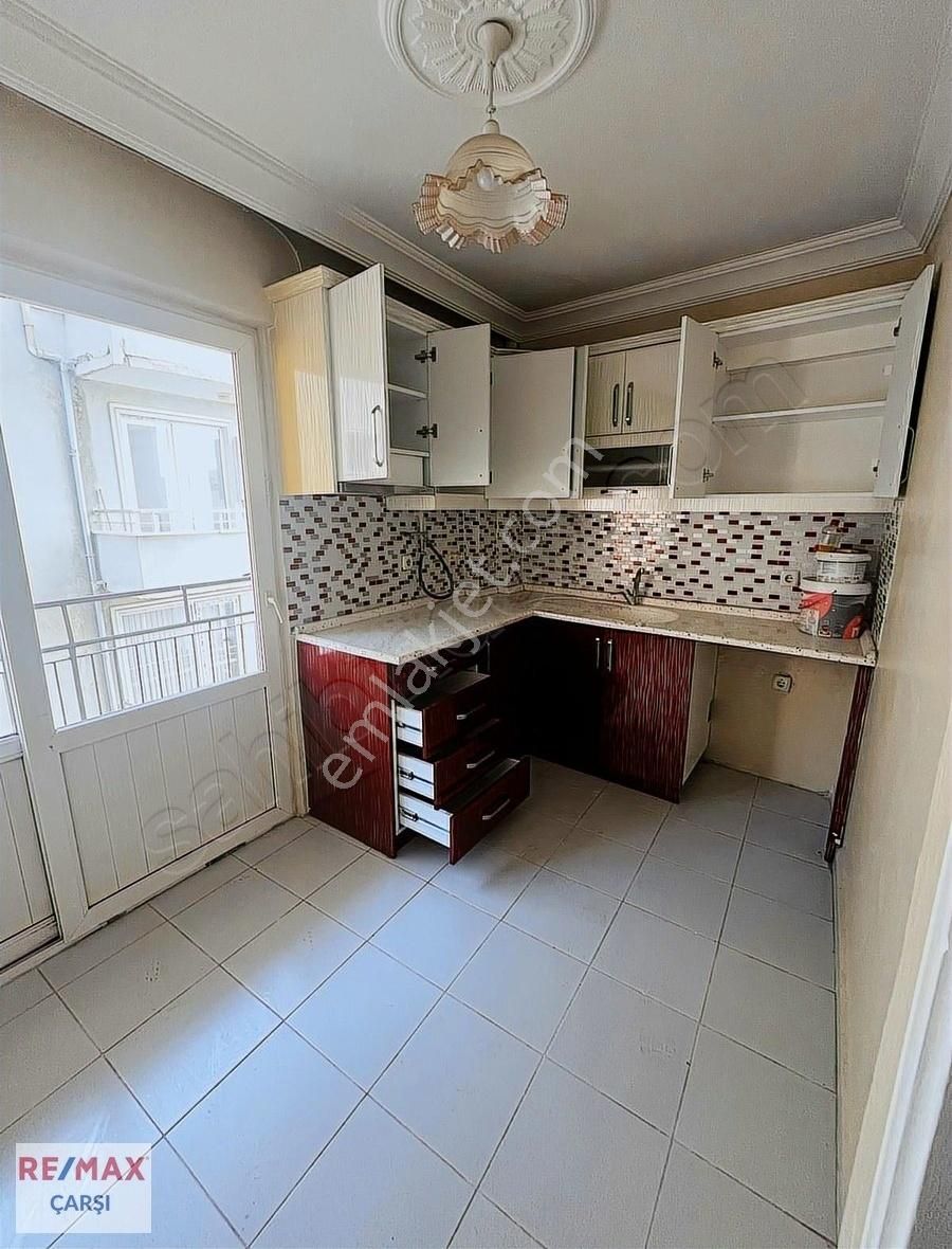 İzmit Merkazde İçi Yenilenmiş Kiralık 2+1 Geniş Ferah Asansörlü