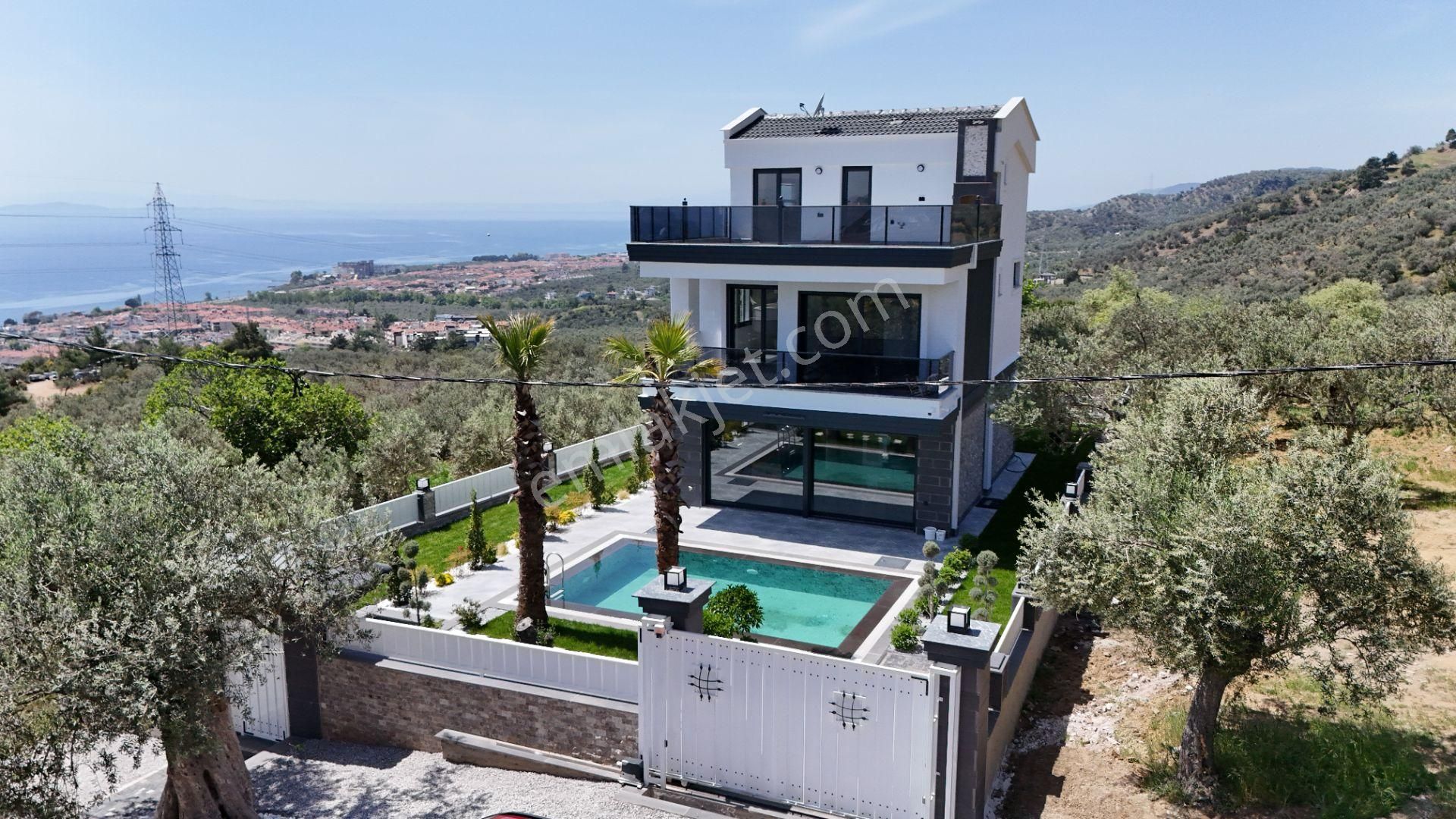 Zarif Yaşam Alanı Modern Tasarımlı Havuzlu 4+1 Villa