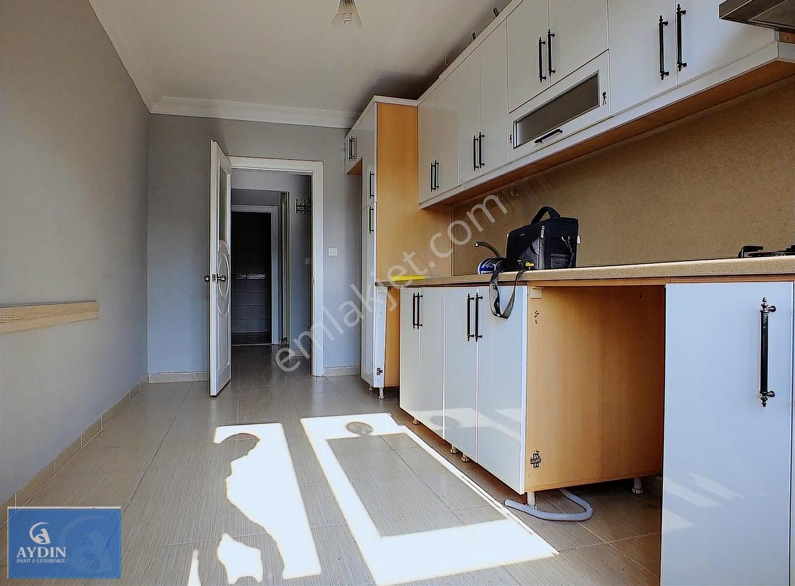 Ebeveyn Banyolu Aydınlı Mah. 3+1 Kiralık 110m2 Cambalkonlu Dair