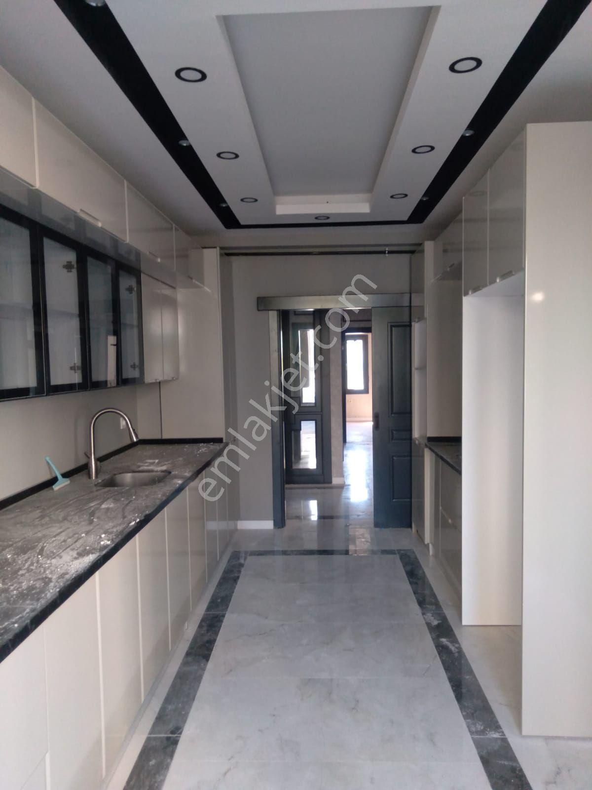 Sıfır 1 Kat 5 Oda Yerden Isıtma Merkezi Konumda Otopark Jeneratör Çocuk Parkı Laminanparke Zemin