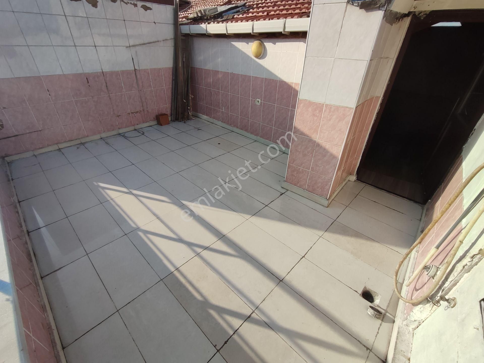 Güngören Camlıkahvede 17 Yıllık Binada 3+1 Kiralık Dubleks Daire