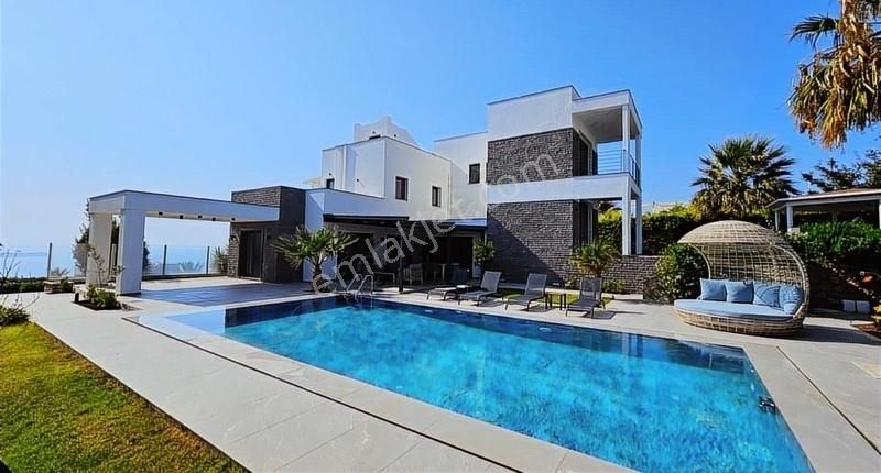 Bodrum Yalıkavak'ta Satılık Deniz Manzaralı Özel Plajlı Villa