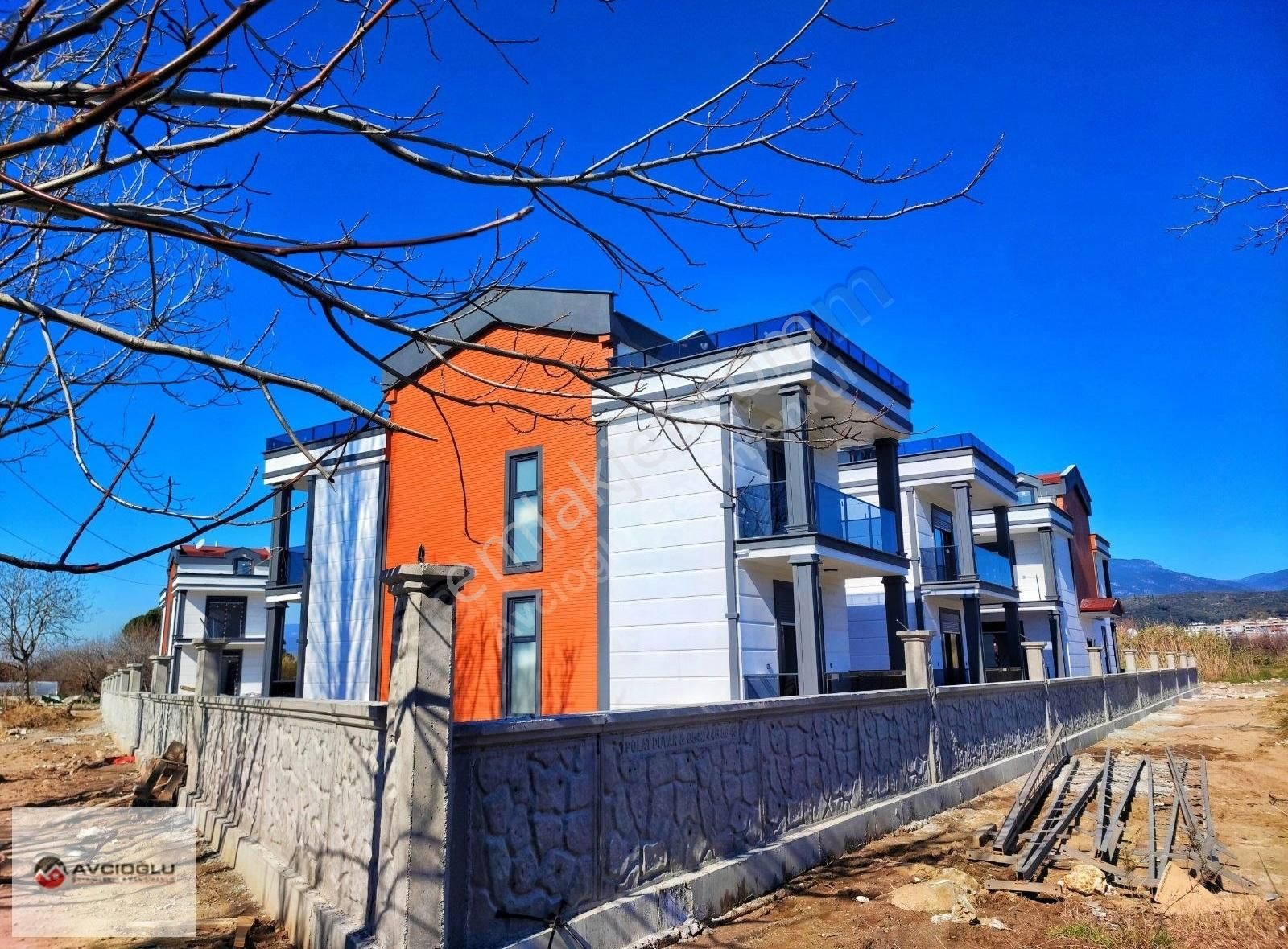 Edremit Satılık 4+1 Bahçeli Tam Bağımsız Havuzlu Site İçi Villa