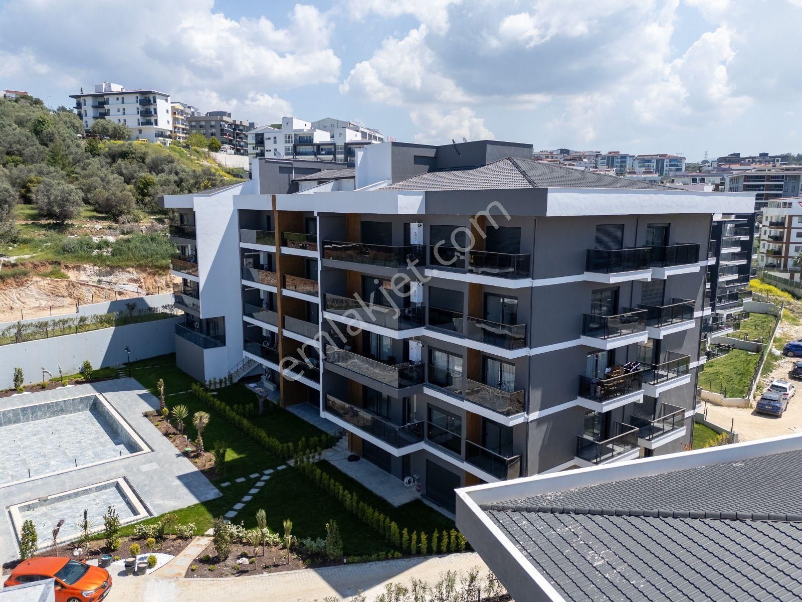Kuşadası Merkezde Havuzlu-otoparklı En Özel Konumlu 3+1 Daire