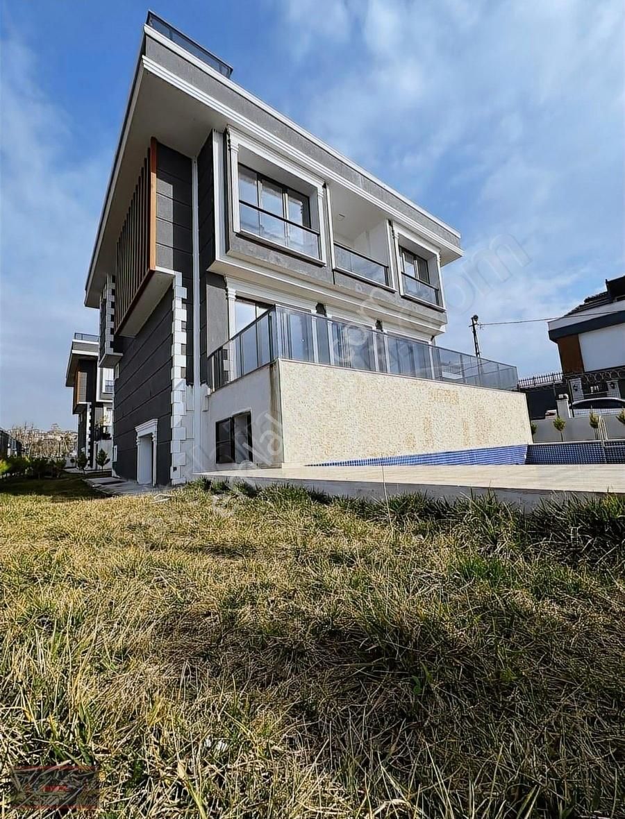Beylikdüzü Dereağzı Mahallesinde Sıfır Kupon Villa
