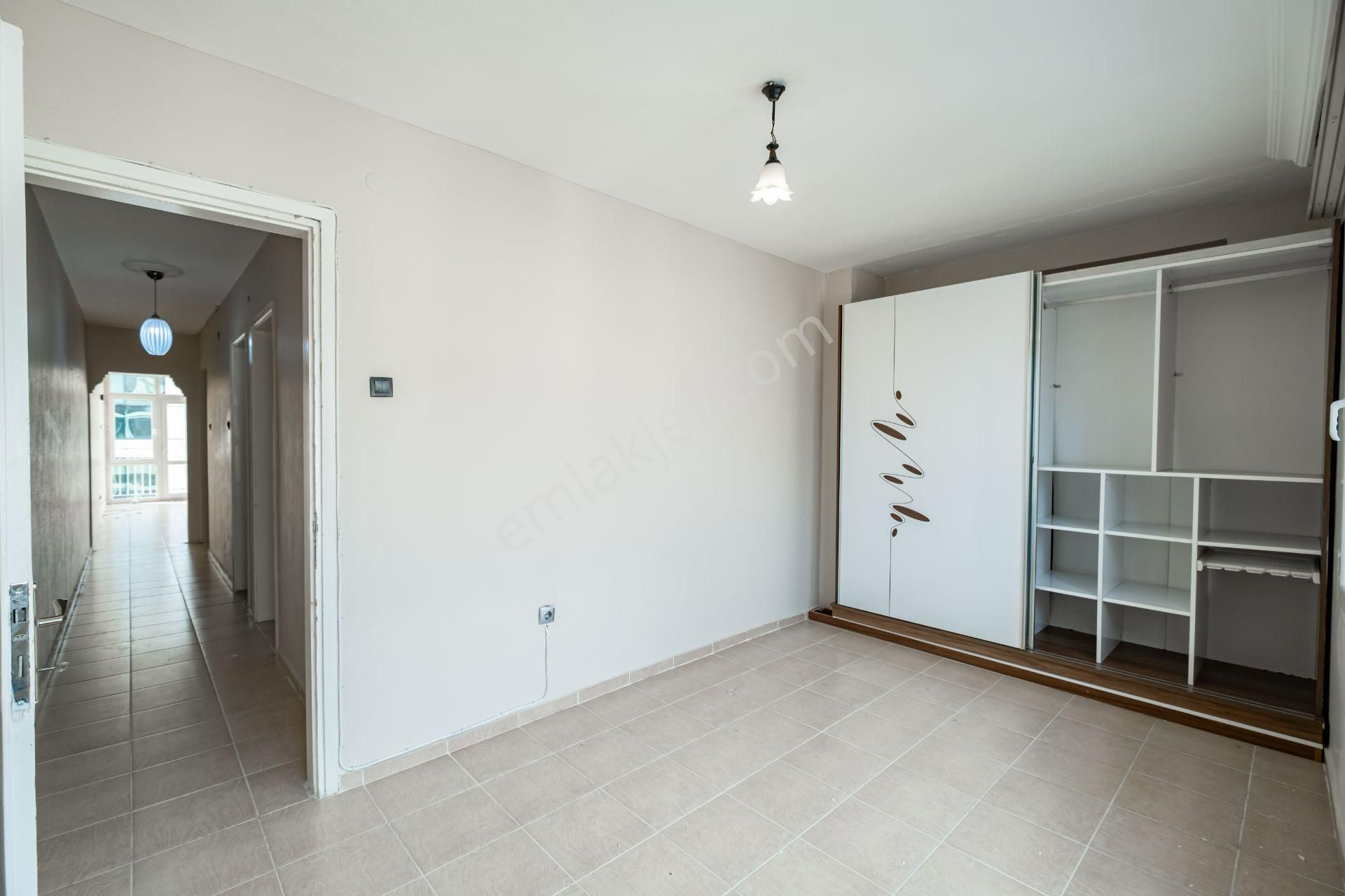 Karşıyaka Çarşı Migros Sokağı Tadilatlı Çift Cepheli Kiralık 2+1