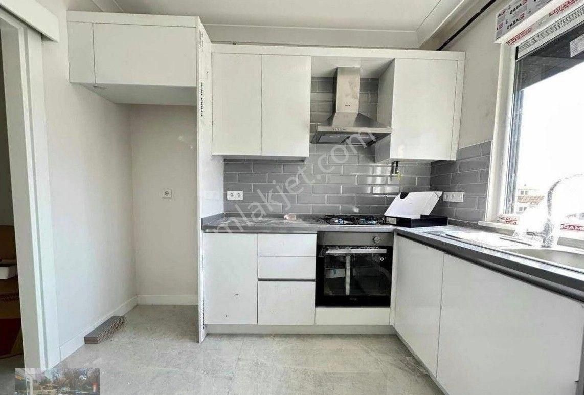 Kozyatağı Nda Sıfır Binada Balkonlu Ebeveyn Banyolu Kombili 3+1