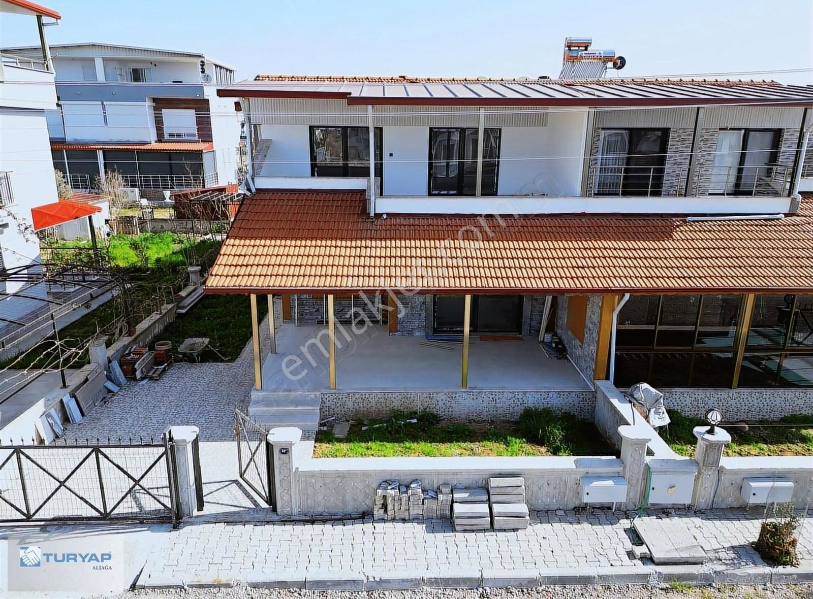 Dikili Cumhuriyet Mahallesi'nde Satılık 4+1 Villa