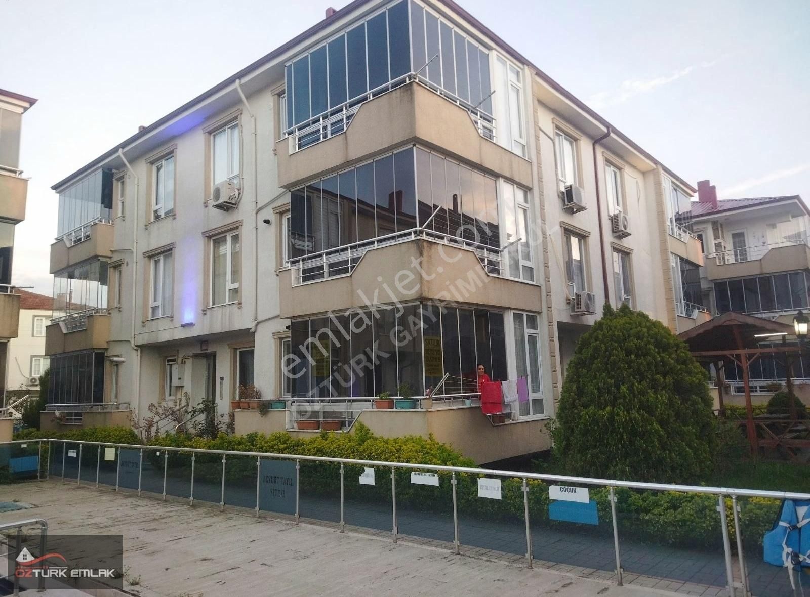 Yalı 32 Evler Park Yanı 2+1 Konbi Petek Cam Balkon Yükse Giriş
