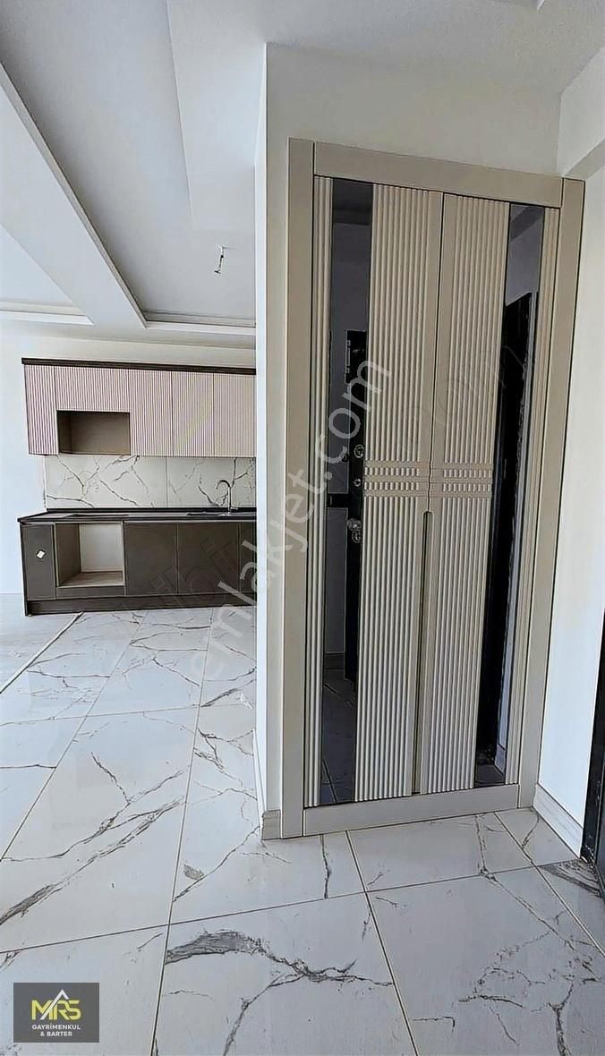 Denize Yakın Geniş Balkon Ve Geniş O Cepheleri Açık 1+1 Daireler